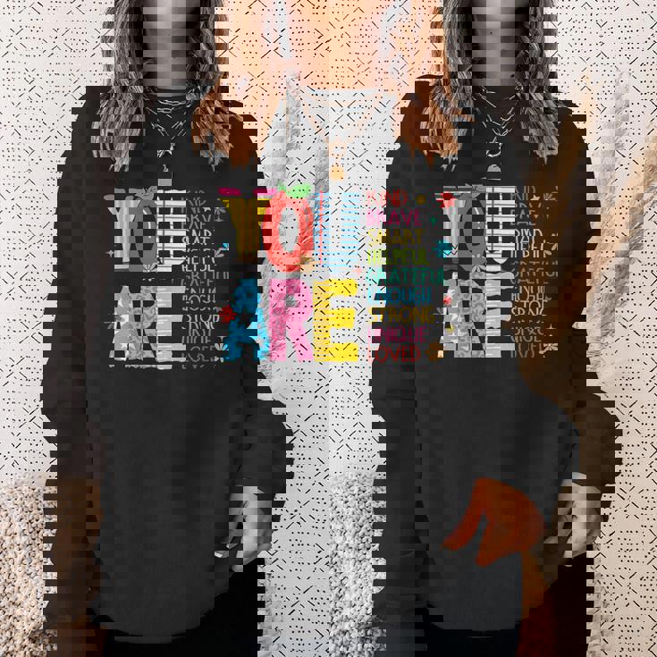 学校の初日に、あなたは素敵で、勇敢で、インスピレーションを与える先生です。 スウェットシャツ 彼女への贈り物