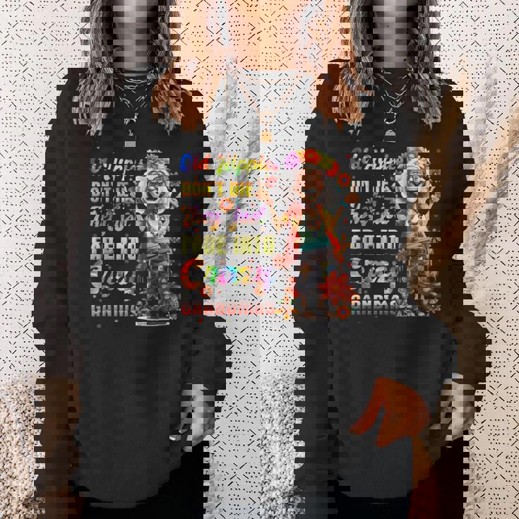 年老いたヒッピーは死なない、ただ狂ったおばあちゃんに消えていくだけ スウェットシャツ 彼女への贈り物