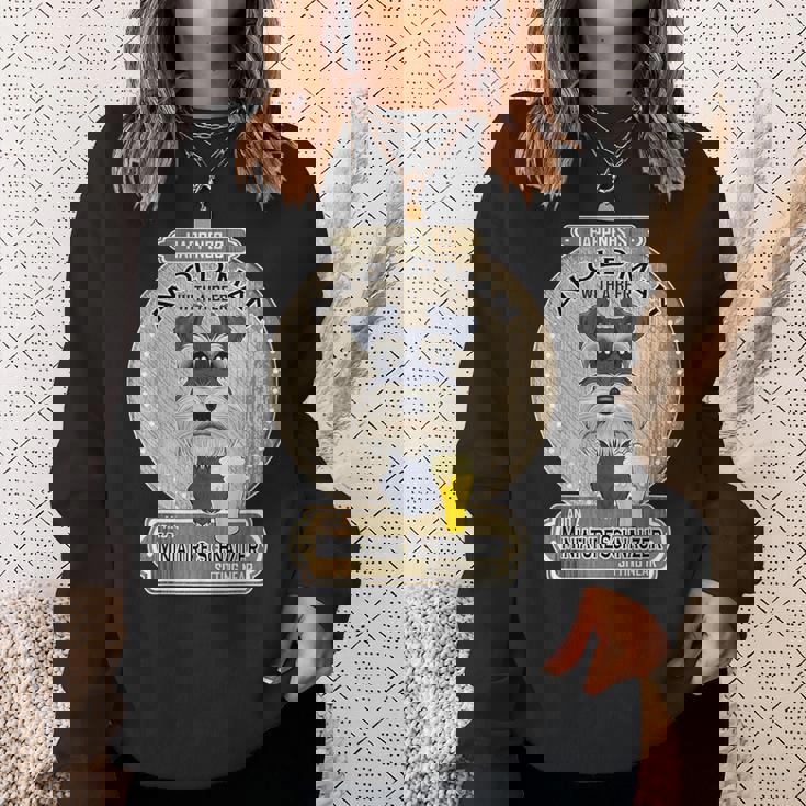 幸せはビールを持った老人にある ミニチュア・シュナウザー スウェットシャツ 彼女への贈り物