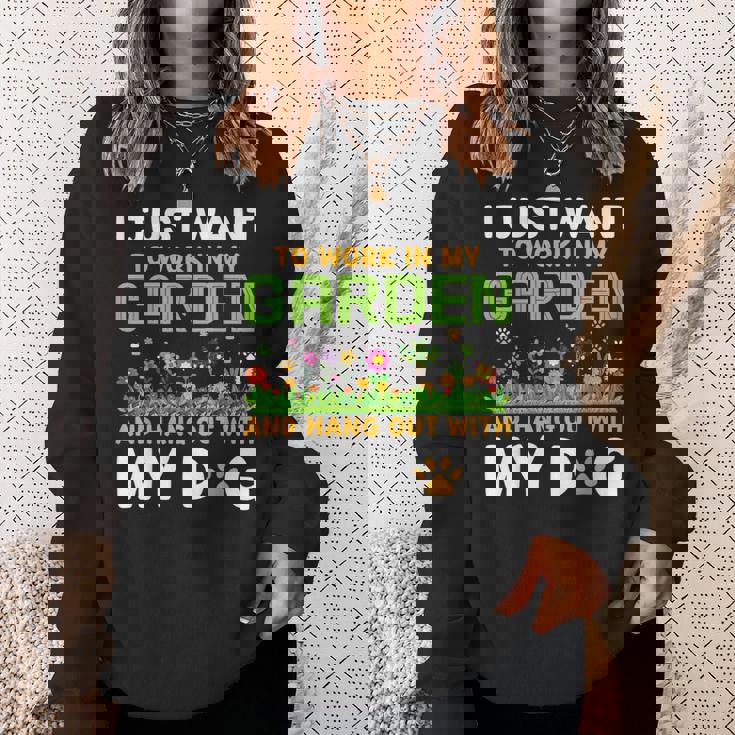 庭で働いて犬とたむろしたい スウェットシャツ 彼女への贈り物