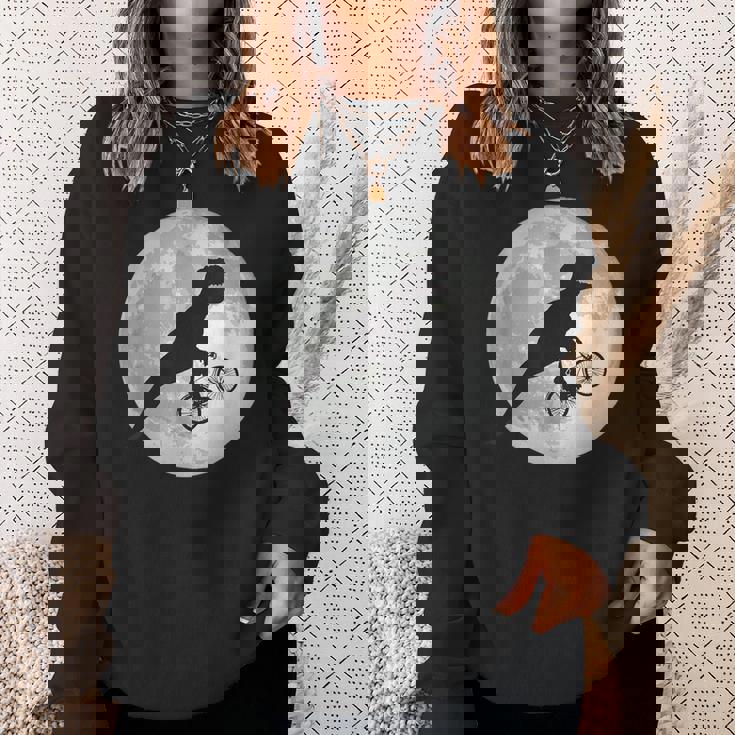 恐竜 ダイナソー 面白いtシャツ ティラノサウルス 月と自転車 サイクリング アート メンズ 子供 おもしろ 服 ネタ スウェットシャツ 彼女への贈り物