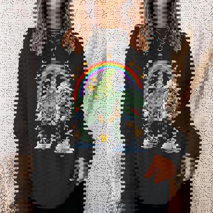 恐竜恐竜に乗る緑のイグアナ スウェットシャツ 彼女への贈り物