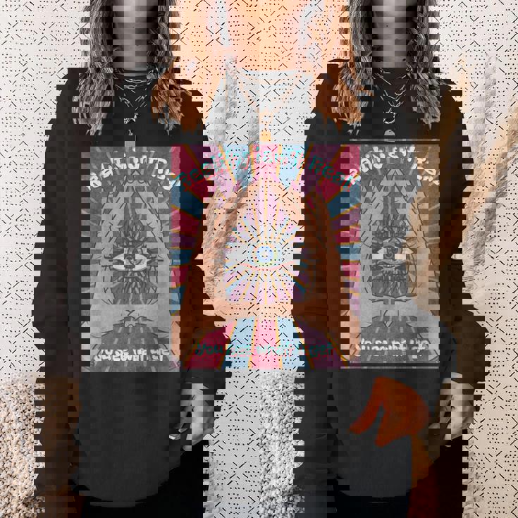 手、三角形、すべてが見える目を持つイルミナティデザイン。 スウェットシャツ 彼女への贈り物