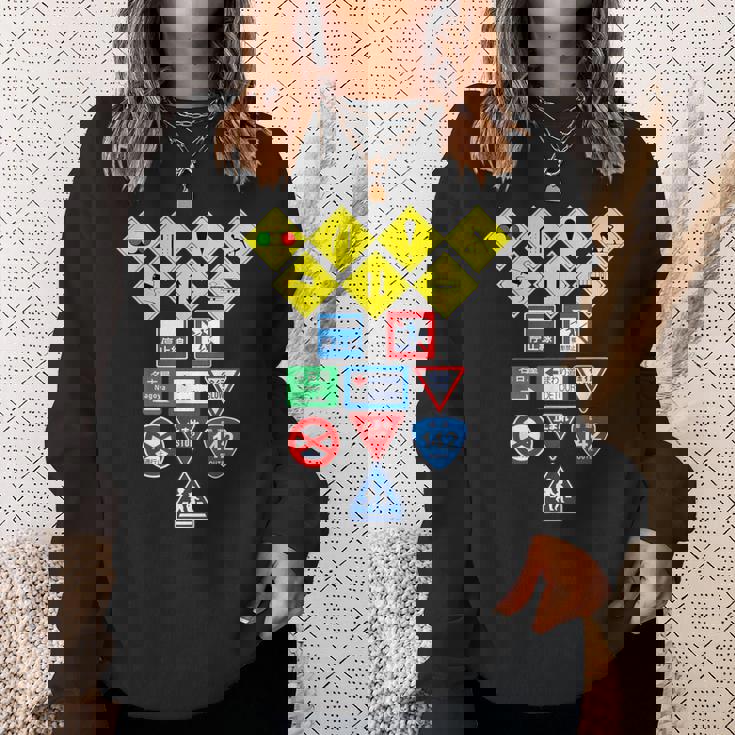 日本の道路標識、日本の交通警告シンボルグラフィック。 スウェットシャツ 彼女への贈り物