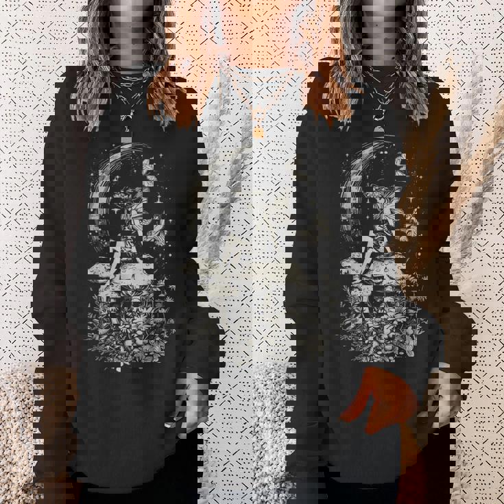 月と星の下のキノコに座る妖精 スウェットシャツ 彼女への贈り物