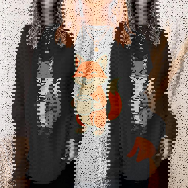 朝のコーヒーを楽しむ居心地の良いキツネ。 スウェットシャツ 彼女への贈り物