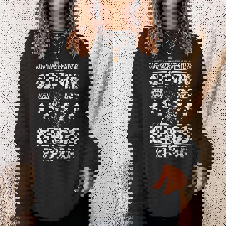 楽しみのために剣道をする老人を決して過小評価しないでください。 スウェットシャツ 彼女への贈り物