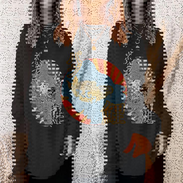 波を介して鯉に乗るパグ日本のヴィンテージ画 スウェットシャツ 彼女への贈り物