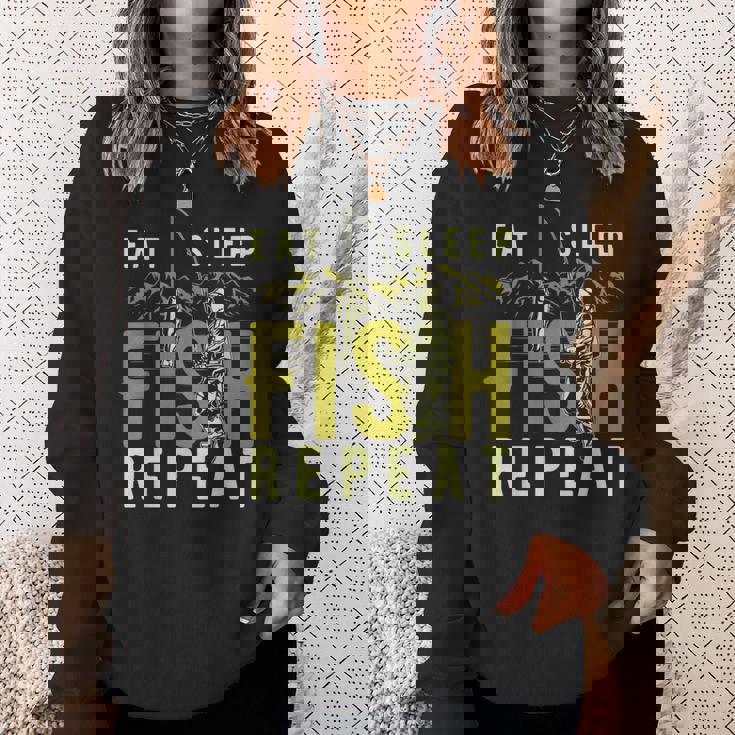 漁師のために睡眠魚を繰り返し面白い引用を食べる スウェットシャツ 彼女への贈り物