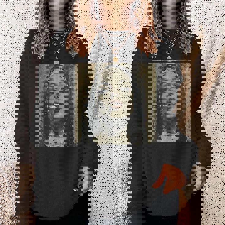 熱い尼僧がタバコを吸う、反抗的な尼僧 スウェットシャツ 彼女への贈り物