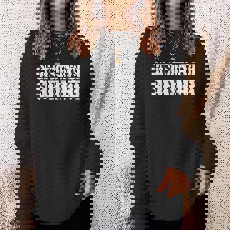 猫のひっかき傷から生き残った私は猫のひっかき傷から生き残りました スウェットシャツ 彼女への贈り物