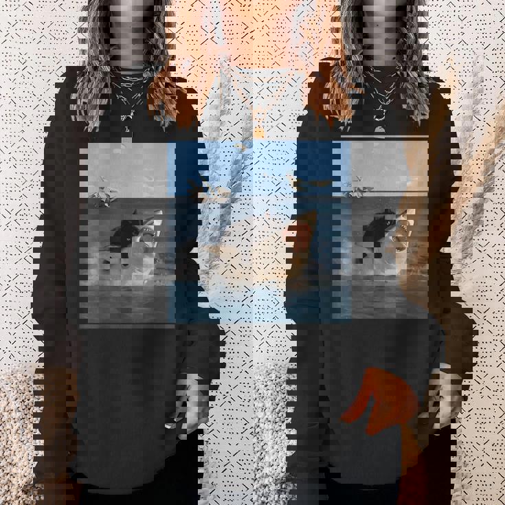 猫を噛むサメの面白いアートと猫好きの面白い猫とサメ。 スウェットシャツ 彼女への贈り物