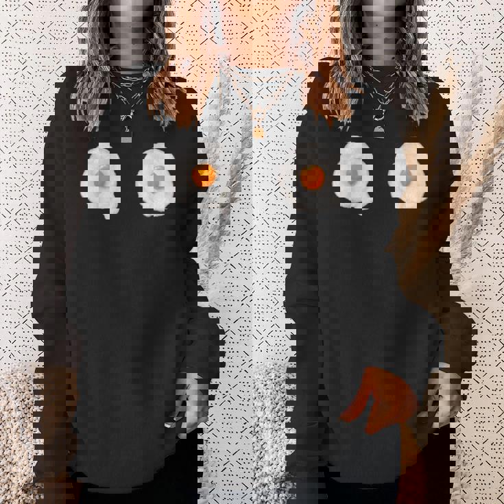 目玉焼きおっぱいビキニ卵おかしいハロウィンコスチューム スウェットシャツ 彼女への贈り物