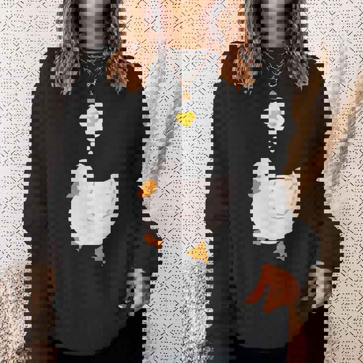 目玉焼きのハートがかわいいアヒル好きのデザイン。 スウェットシャツ 彼女への贈り物