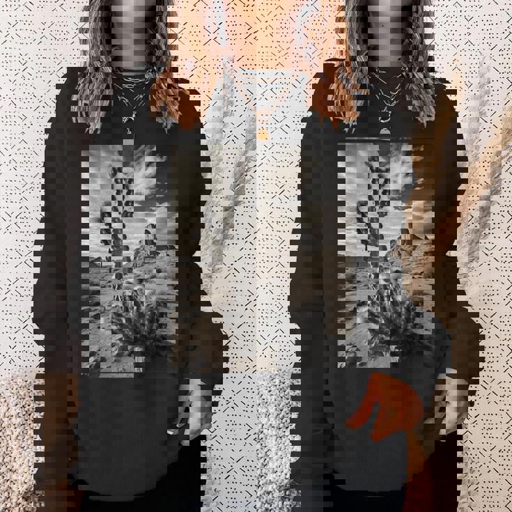 砂漠のサボテンのモノクロ写真 スウェットシャツ 彼女への贈り物