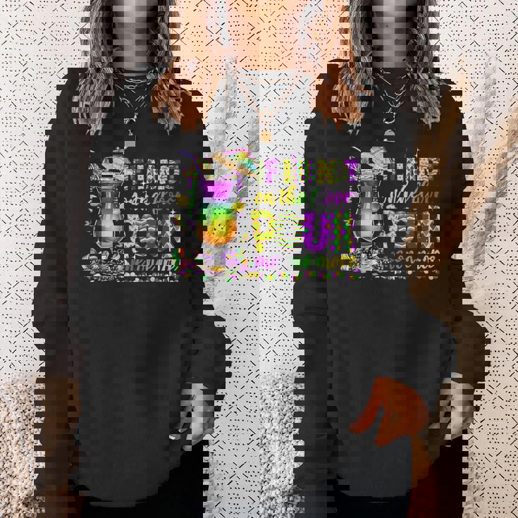 私が床にいないなら、マルディグラ（2025）をもう一杯注いでください スウェットシャツ 彼女への贈り物