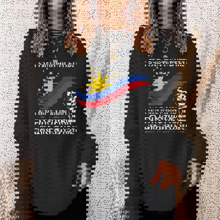 私はドゥテルテのtシャツを着て立っています。私は何の役にも立たないフィリピン人ではありません スウェットシャツ 彼女への贈り物