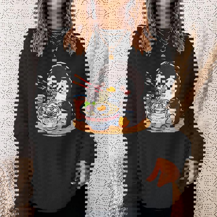 箸でラーメンを食べるかわいいペンギン スウェットシャツ 彼女への贈り物