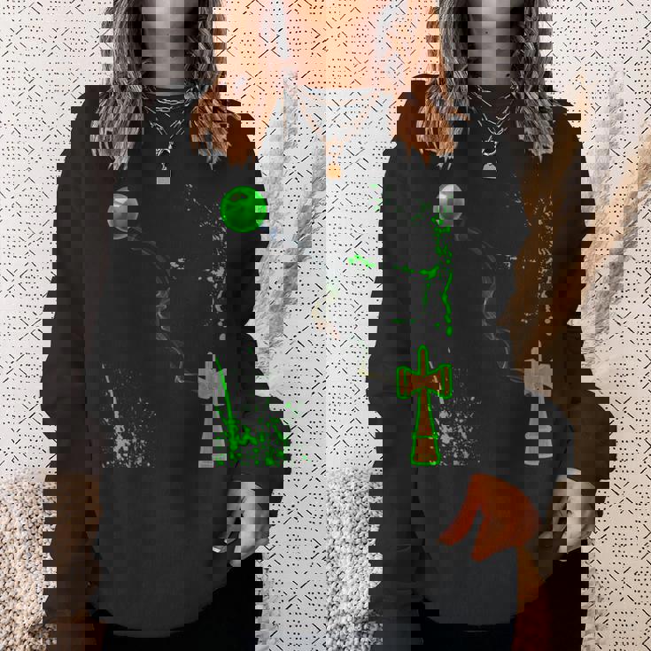 緑のスプレーの木のけん玉を渡ってガラスの球体に煙の波 スウェットシャツ 彼女への贈り物