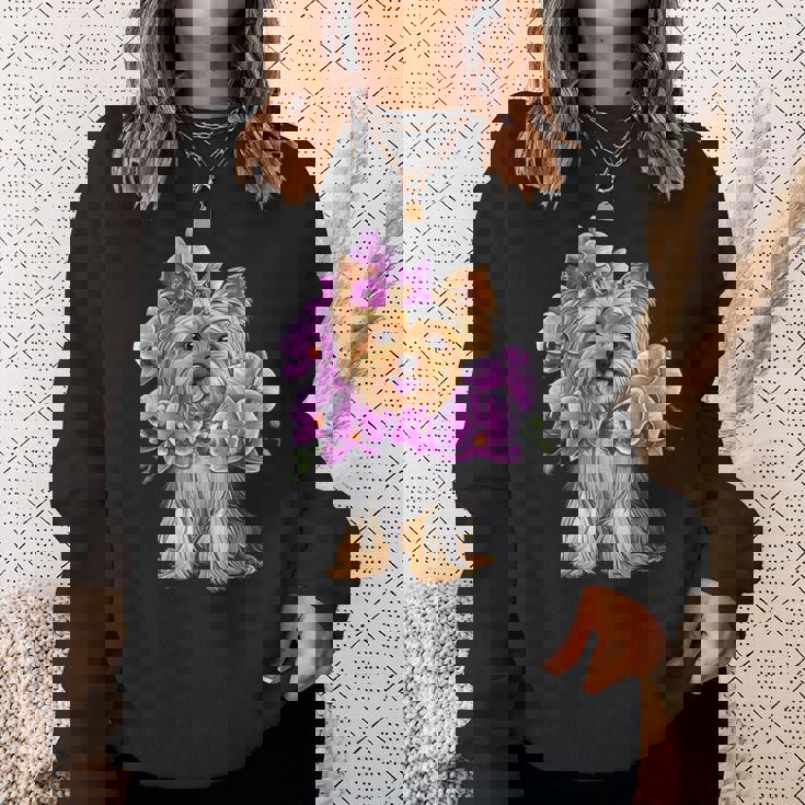 花を持つヨークシャー テリア スウェットシャツ 彼女への贈り物