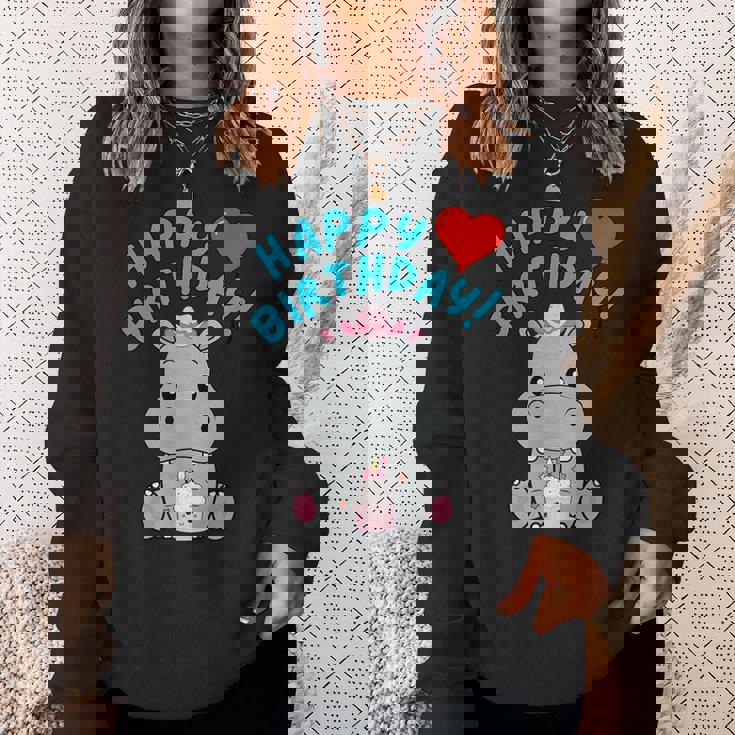 誕生日おめでとうギフト かわいいカバが彼女の誕生日を祝います スウェットシャツ 彼女への贈り物