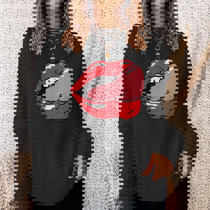 赤い唇を舐めるロックンロールグラフィック。 スウェットシャツ 彼女への贈り物