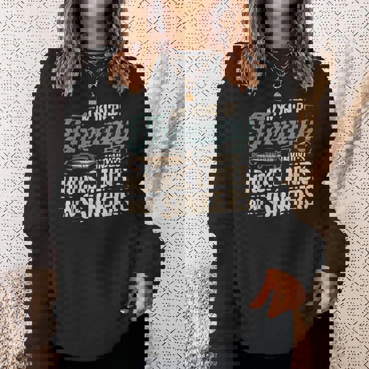 釣り My Kind Of Therapy フック ライン シンカー おもしろいことわざ スウェットシャツ 彼女への贈り物