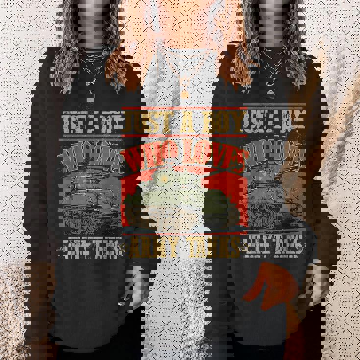 陸軍戦車が大好きな少年第二次世界大戦のシャーマン戦車 スウェットシャツ 彼女への贈り物