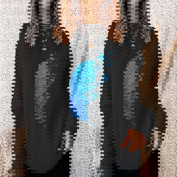 青い羽と鳥が飛んでいる青い羽 キュートでスタイリッシュ スウェットシャツ 彼女への贈り物