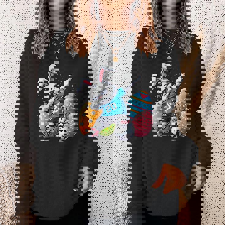 面白いイースターバニーとサッカーボールで軽くたたくイースターバニー。 スウェットシャツ 彼女への贈り物