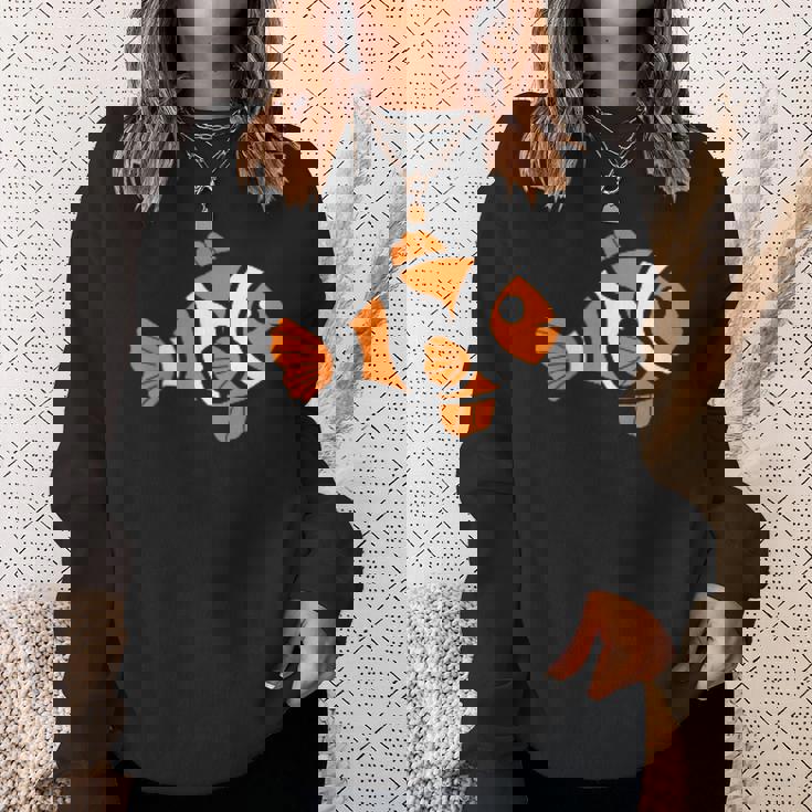 面白いカクレクマノミ シンプルで小さいかわいいカクレクマノミ スウェットシャツ 彼女への贈り物