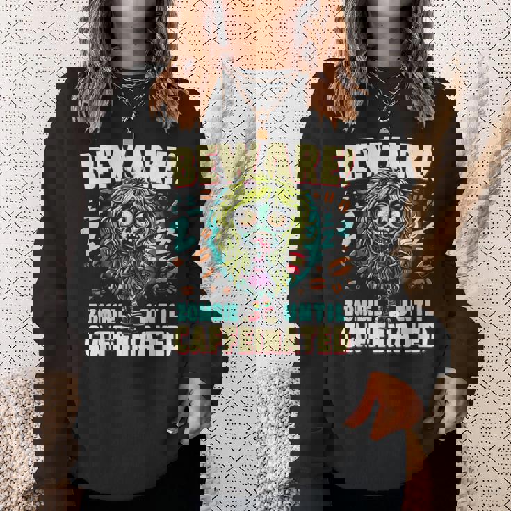 面白いコーヒーゾンビガール、カフェインが入るまでゾンビに注意 スウェットシャツ 彼女への贈り物