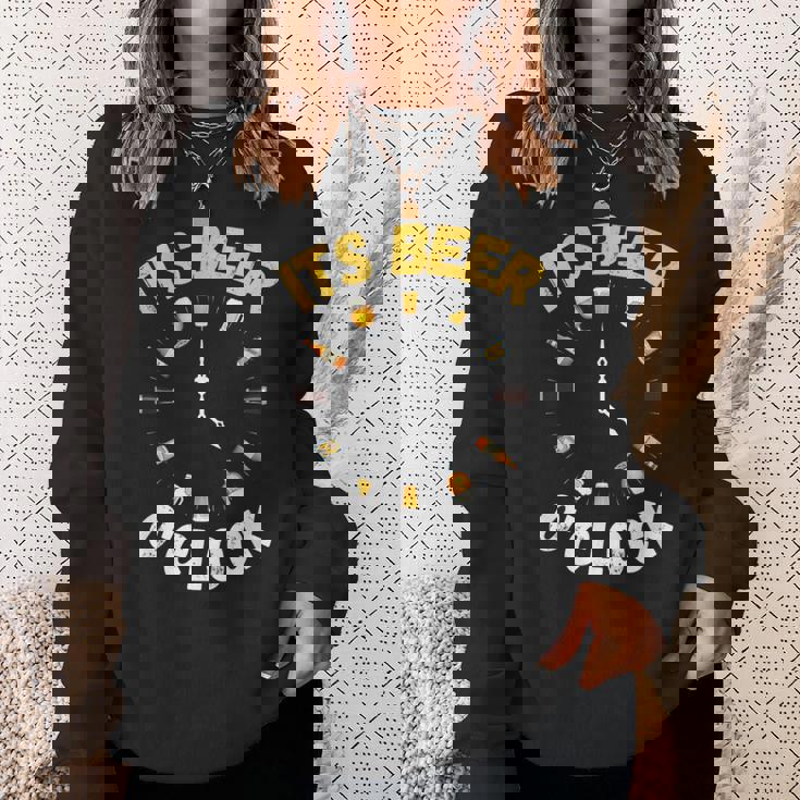 面白いビールoクロックティー。ナショナルビールデー、父の日に。 スウェットシャツ 彼女への贈り物