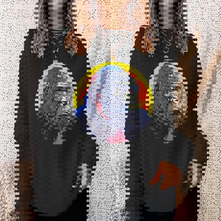 鮮やかなゴリラのイラスト、大胆な色。 スウェットシャツ 彼女への贈り物