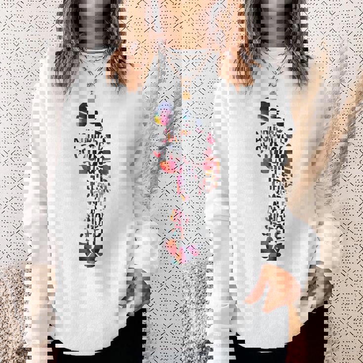 1000マイルの旅は一歩で始まる。 スウェットシャツ 彼女への贈り物