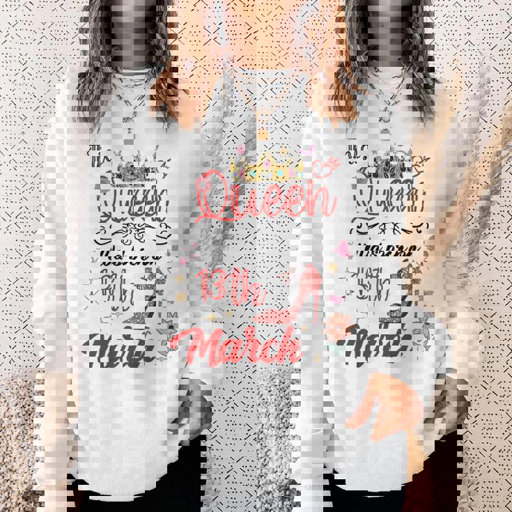 3月13日 誕生日 この女王は3月13日に生まれました スウェットシャツ 彼女への贈り物
