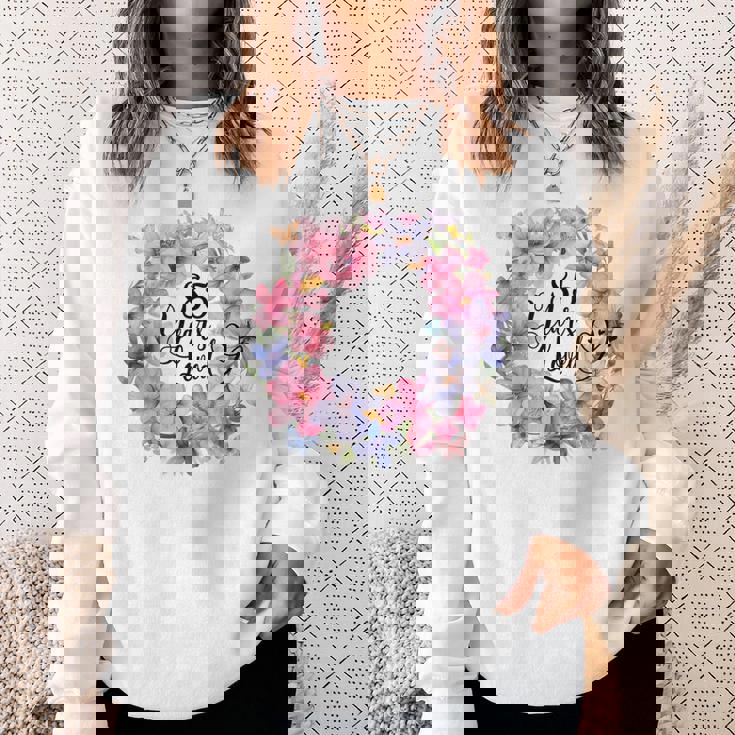 85年間愛されている 85歳の誕生日 花のリースと蝶 スウェットシャツ 彼女への贈り物