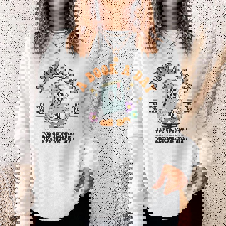 A Book A Day Keep The Mental Breakdown Away Book Lovers スウェットシャツ 彼女への贈り物