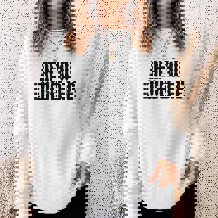 Are You Locked In モチベーションを高めるオールキャップブラックテキストデザイン スウェットシャツ 彼女への贈り物