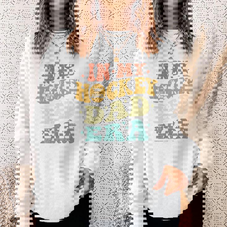 In My Hockey Dad Era ファニーホッケーお父さん ヴィンテージ 父の日 長袖tシャツ スウェットシャツ 彼女への贈り物