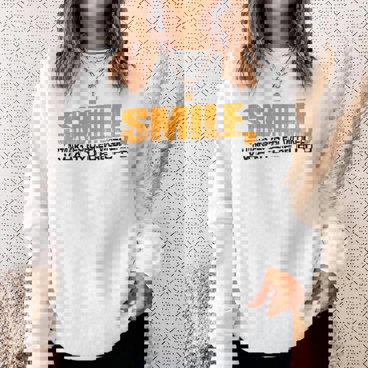 Smile It Makes People Wonder What You're Up To スウェットシャツ 彼女への贈り物