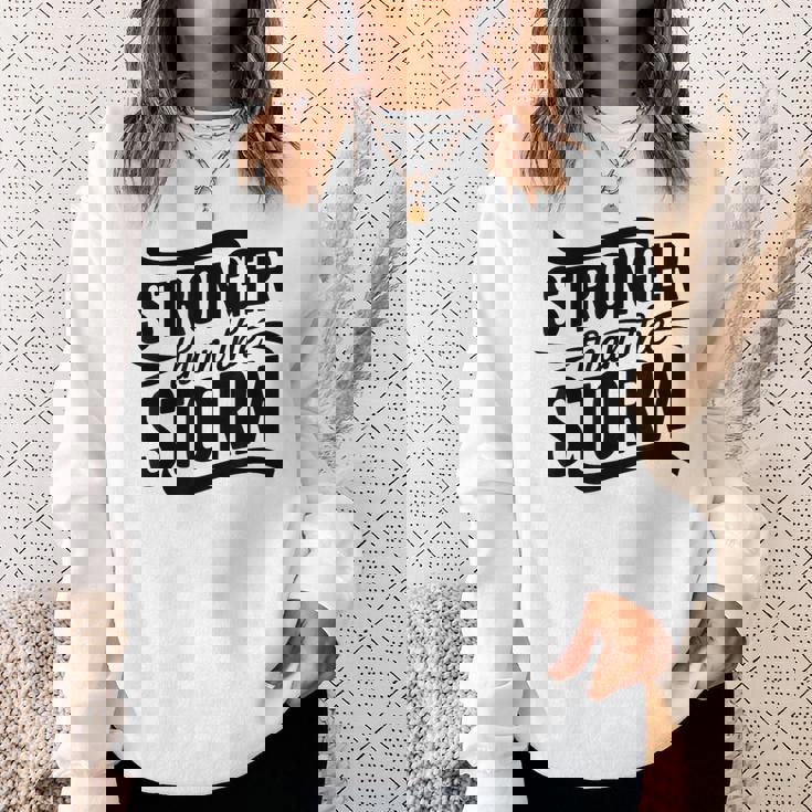 Stronger Than Thetorm Motivational Inspirational Positive スウェットシャツ 彼女への贈り物