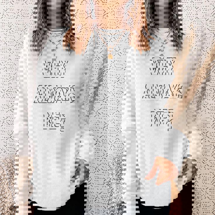 Why Always Me 面白い 皮肉な壮大なフットボールのお祝いジョーク スウェットシャツ 彼女への贈り物