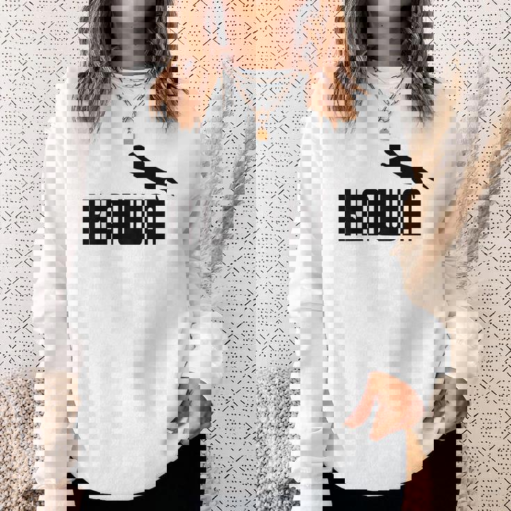 【バックプリント・背中側】Kawa カーワ《ブラック 黒》コツメカワウソ スポーツ ブランド パロディ 面白い かわいい スウェットシャツ 彼女への贈り物