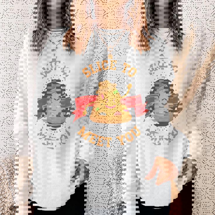 あなたに会うためにチーズクラストとスライス用のスライスが入ったピザ。 長袖tシャツ スウェットシャツ 彼女への贈り物