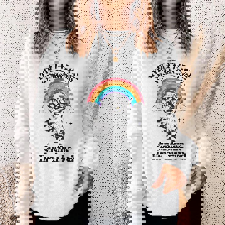 あなたの小さな皮肉な太陽の光はアライグマに到着しました スウェットシャツ 彼女への贈り物