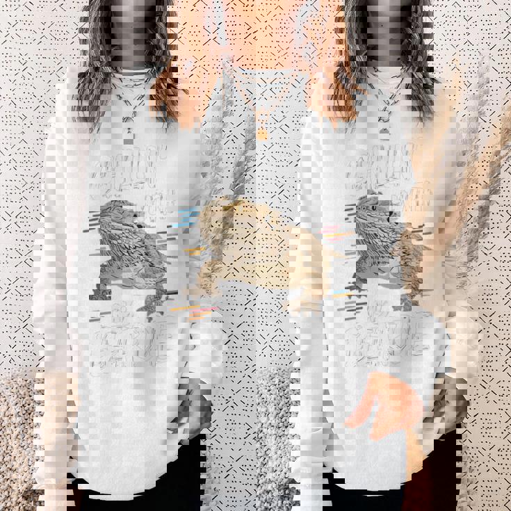 ひげを生やしたドラゴン、バルタゲーム、フトアゴヒゲトカゲ、ポゴナとくつろぐ 長袖tシャツ スウェットシャツ 彼女への贈り物