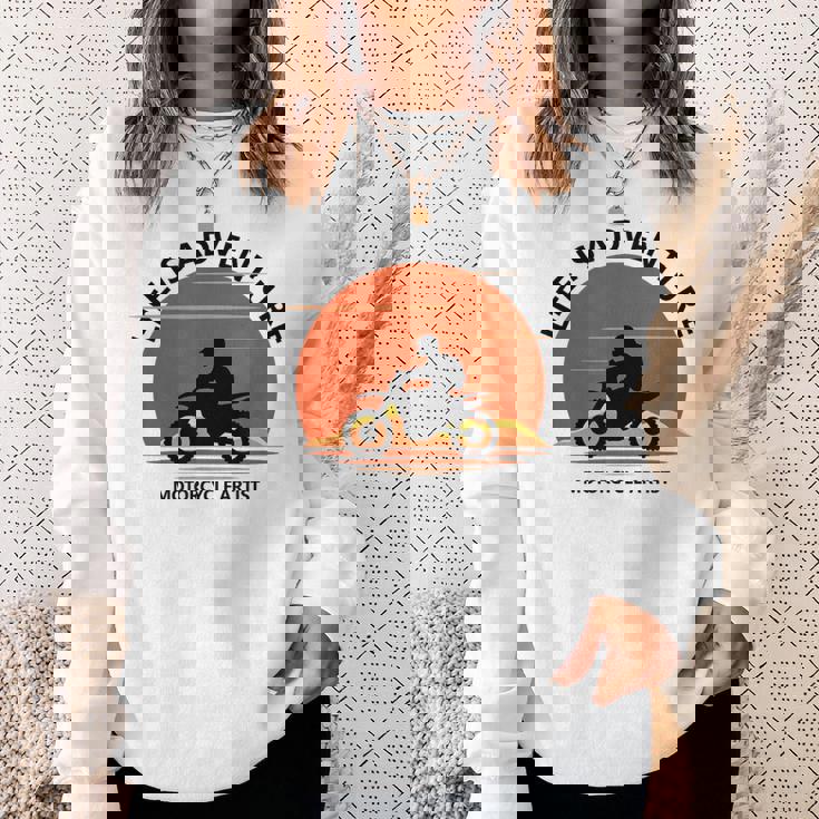 アドベンチャー バイク おもしろ ツーリング 人生は冒険だ オフロードバイクバイク イラスト スウェットシャツ 彼女への贈り物