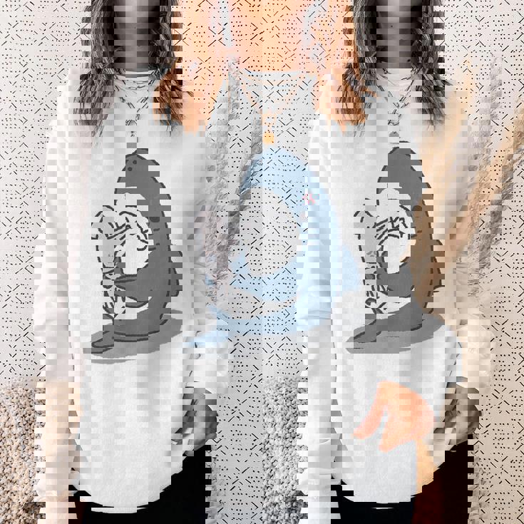 イカを噛み切ることができないサメ スウェットシャツ 彼女への贈り物