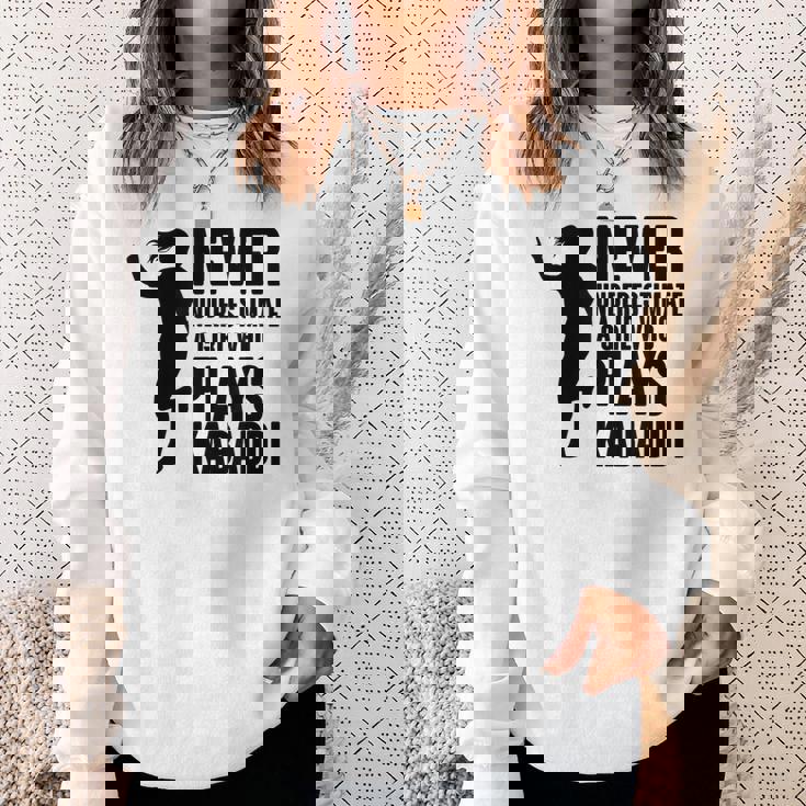 カヴァディを演じる少女を決して過小評価しない スウェットシャツ 彼女への贈り物